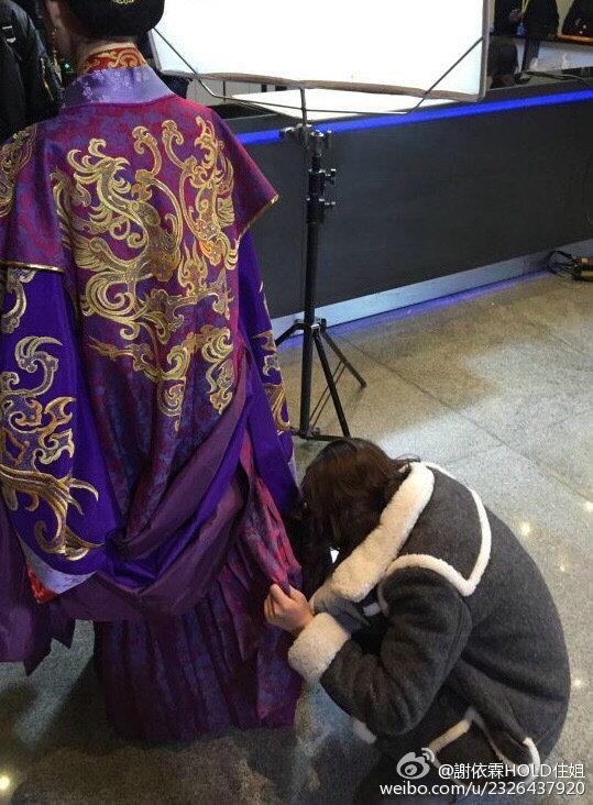 清纯已丢！小仙女郑爽瞪眼嘟嘴卖萌 遭谢依霖钻裙底欲穿越