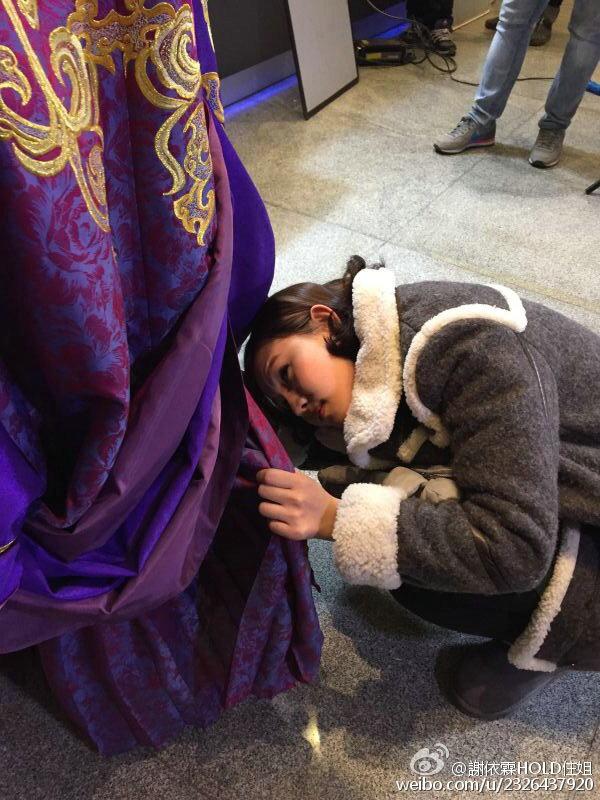 清纯已丢！小仙女郑爽瞪眼嘟嘴卖萌 遭谢依霖钻裙底欲穿越