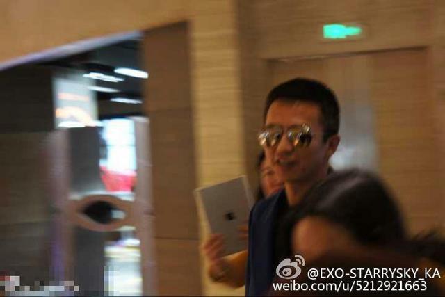 邓超戴黑超现身