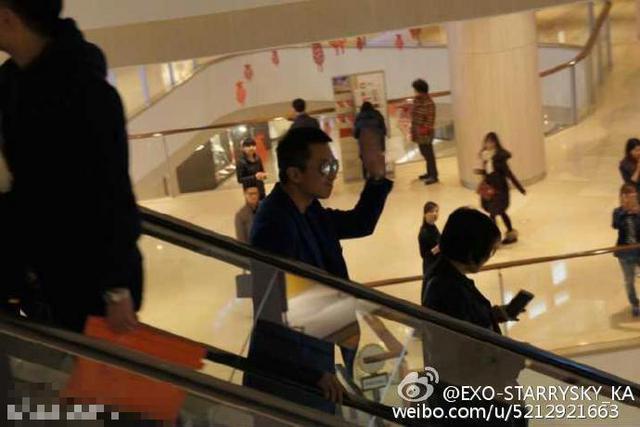 邓超跟众人打招呼