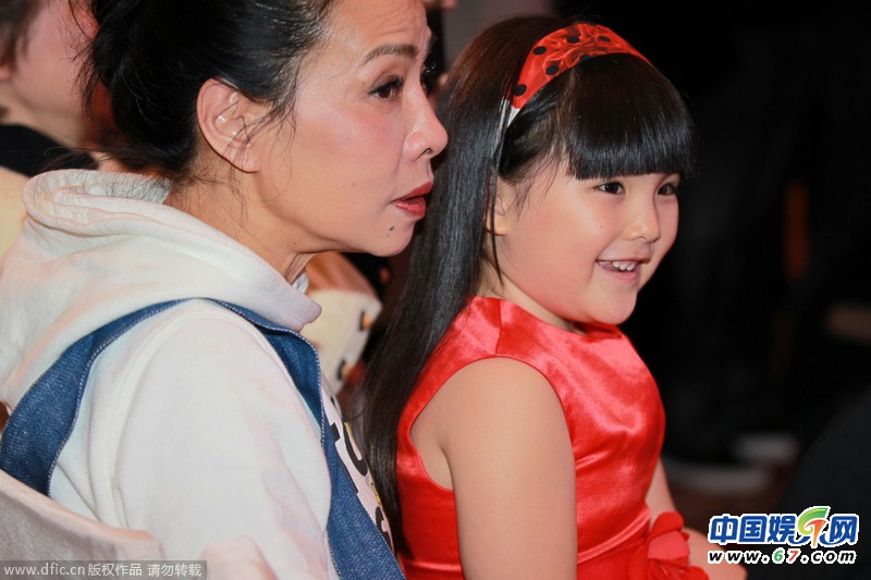 人生赢家！6岁王诗龄被“众星捧月” 坐“发嫂”大腿