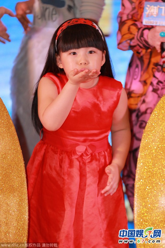 人生赢家！6岁王诗龄被“众星捧月” 坐“发嫂”大腿