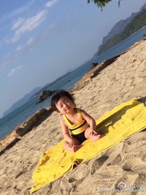 小玥儿在沙滩玩