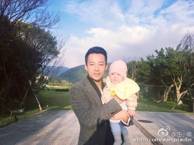 大S晒9个月女儿萌照 小玥儿戴小S专用猫耳朵咧嘴甜笑