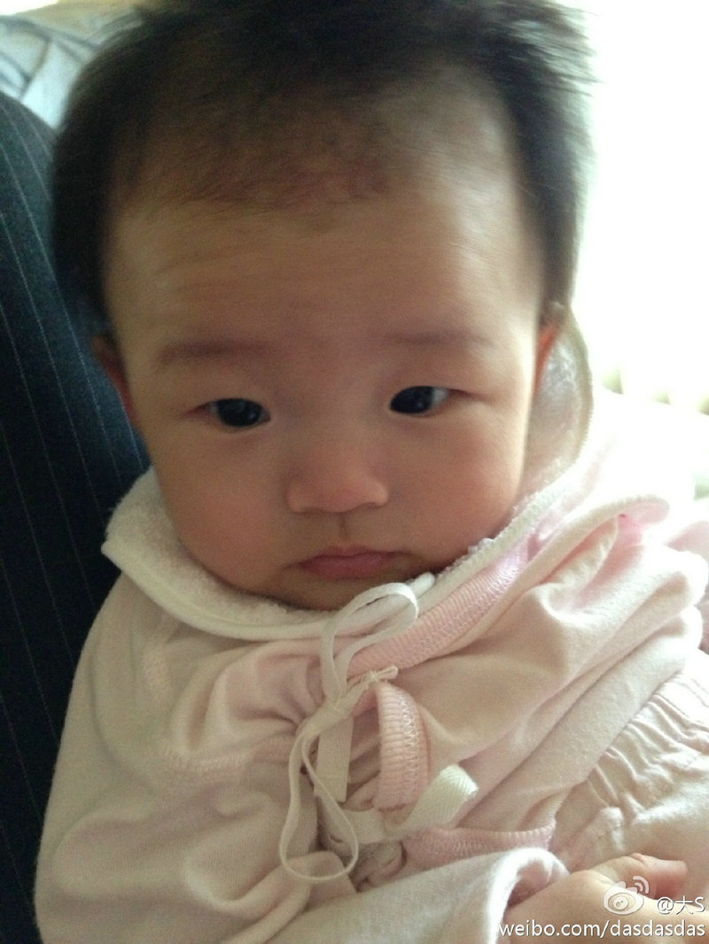 大S晒9个月女儿萌照 小玥儿戴小S专用猫耳朵咧嘴甜笑