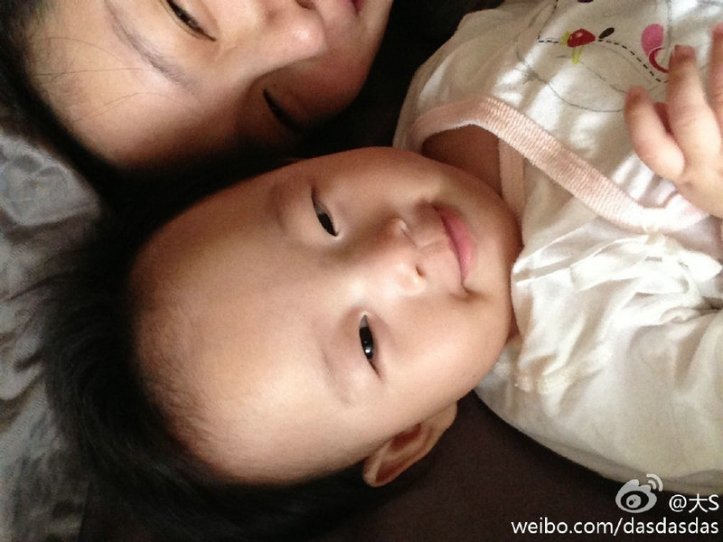 大S晒9个月女儿萌照 小玥儿戴小S专用猫耳朵咧嘴甜笑