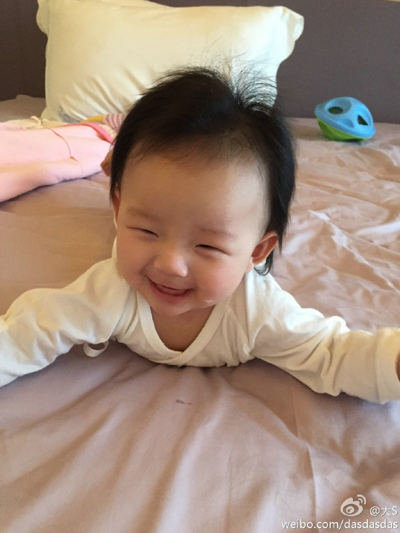 大S晒9个月女儿萌照 小玥儿戴小S专用猫耳朵咧嘴甜笑