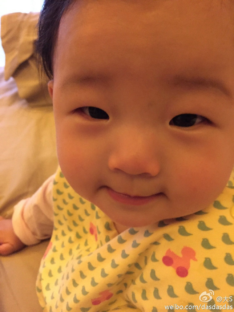 大S晒9个月女儿萌照 小玥儿戴小S专用猫耳朵咧嘴甜笑