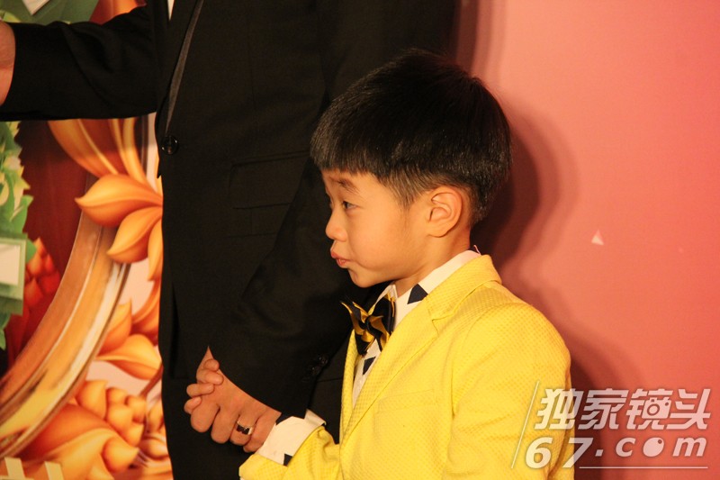 《爸爸2》合家欢首映：欢乐无需表演 票房笑奔十亿