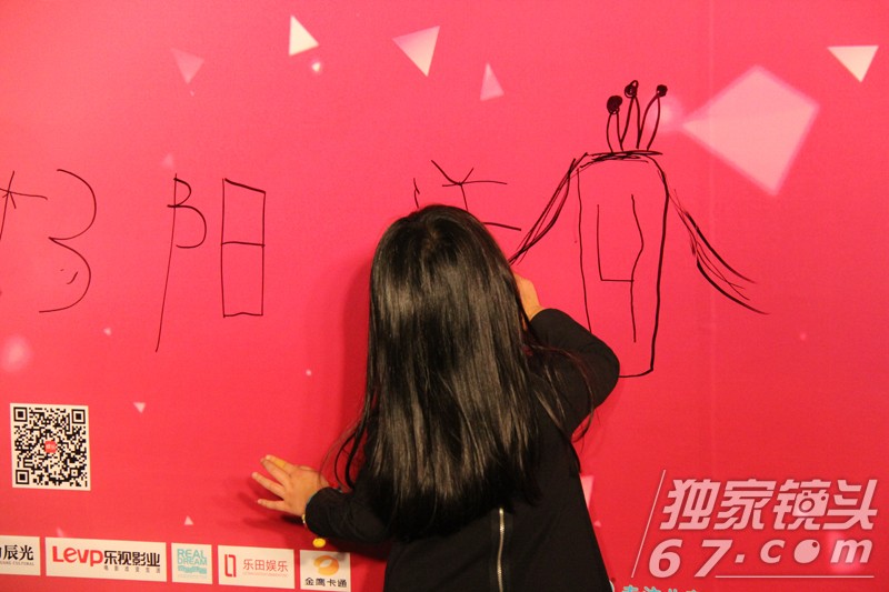 《爸爸2》合家欢首映：欢乐无需表演 票房笑奔十亿