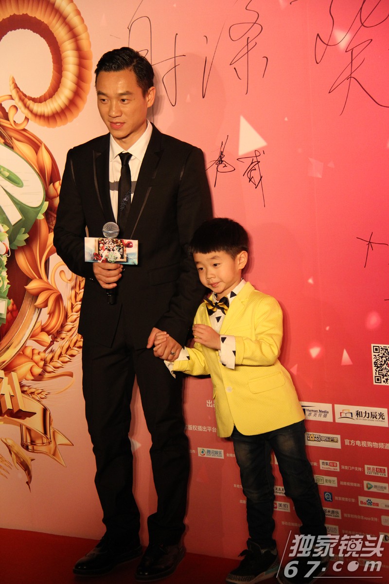 《爸爸2》合家欢首映：欢乐无需表演 票房笑奔十亿