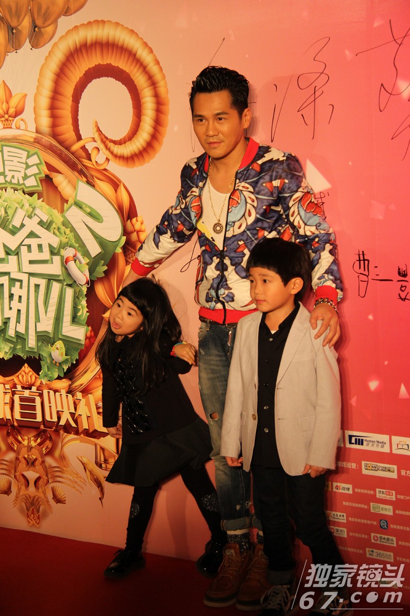 《爸爸2》合家欢首映：欢乐无需表演 票房笑奔十亿