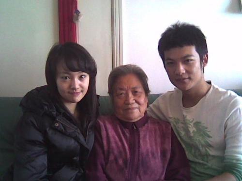 90后女星择偶：杨紫舌吻“假富二代” 小彩旗恋“爹”