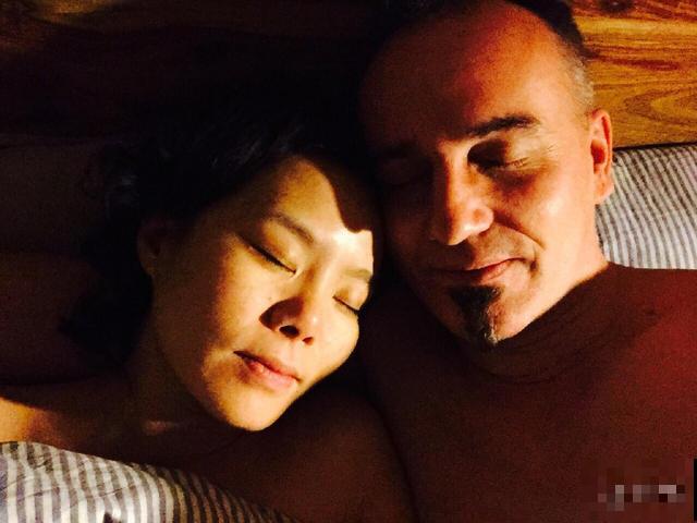 明星的情人节：大S舔老公耳朵 龚琳娜晒床照