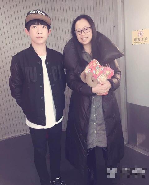 明星的情人节：大S舔老公耳朵 龚琳娜晒床照