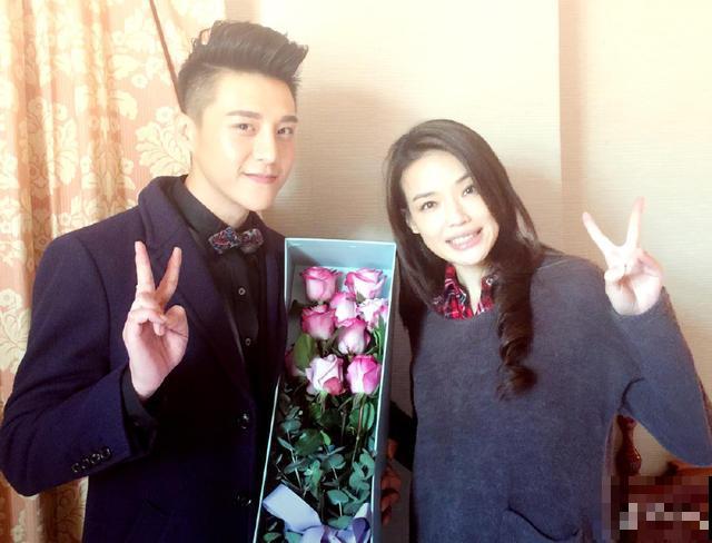 明星的情人节：大S舔老公耳朵 龚琳娜晒床照