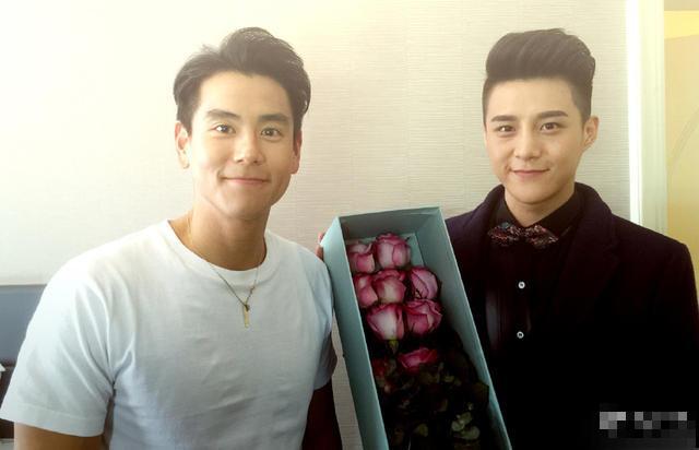 明星的情人节：大S舔老公耳朵 龚琳娜晒床照