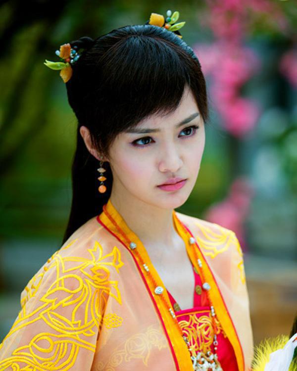 郑爽亮相肿脸酷似大S 郑爽整容失败一剧一变脸