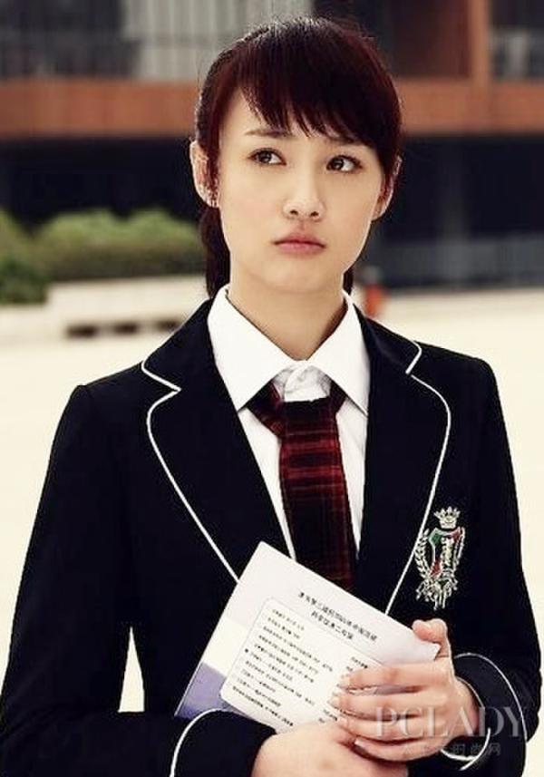 郑爽亮相肿脸酷似大S 郑爽整容失败一剧一变脸