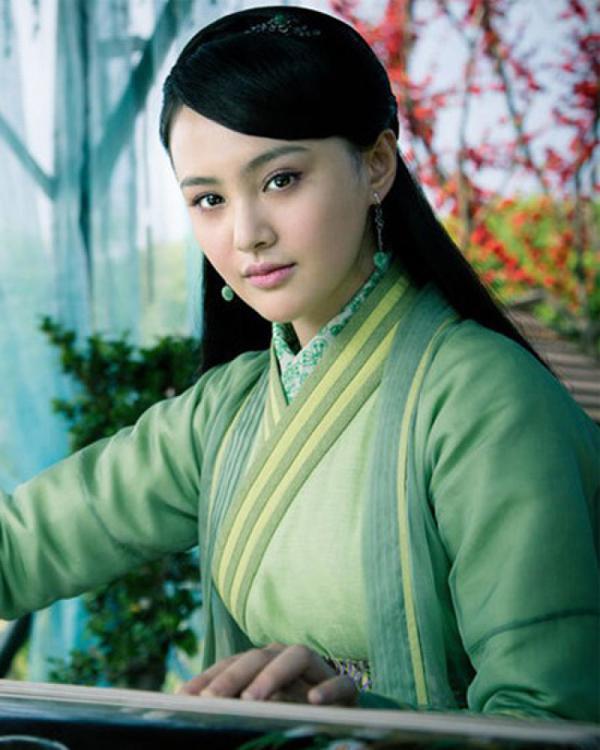 郑爽亮相肿脸酷似大S 郑爽整容失败一剧一变脸