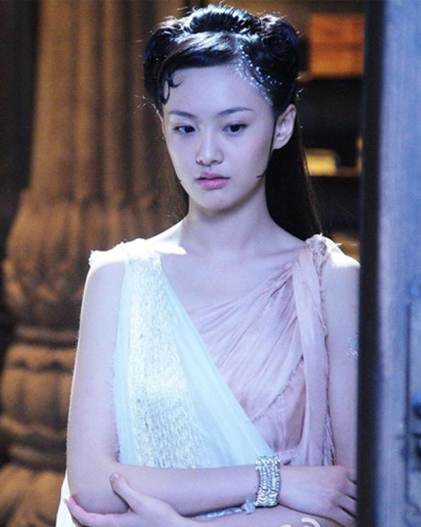 郑爽亮相肿脸酷似大S 郑爽整容失败一剧一变脸