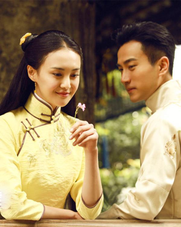 郑爽亮相肿脸酷似大S 郑爽整容失败一剧一变脸