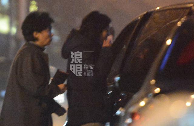 张娜拉深夜约友人进餐 表情淡然来去匆匆