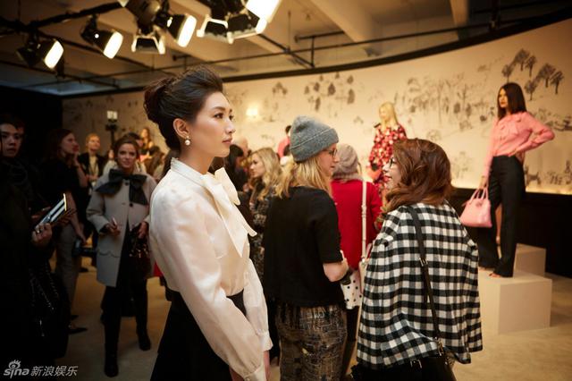 江疏影开启时装周之旅 清纯可人