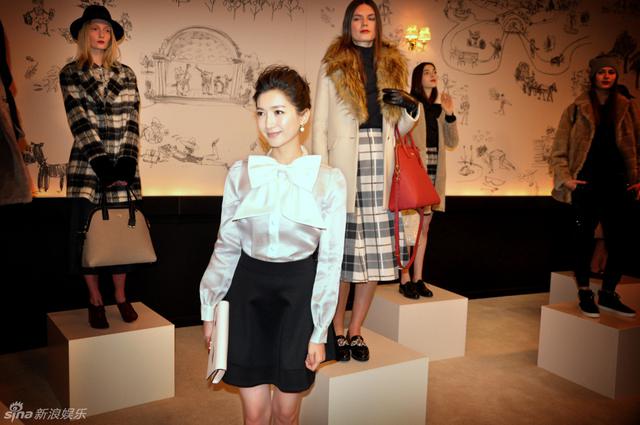 江疏影开启时装周之旅 清纯可人