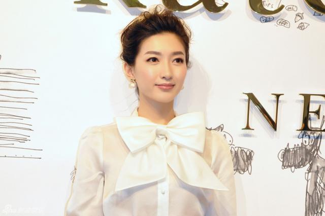 江疏影开启时装周之旅 清纯可人