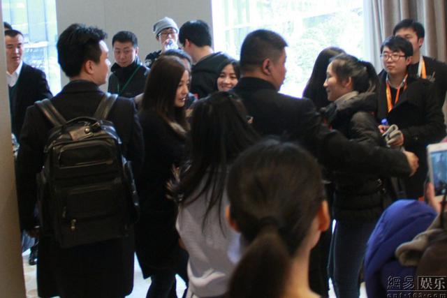 赵薇助阵公益活动 获众保安护驾开道