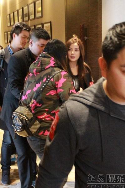 赵薇助阵公益活动 获众保安护驾开道