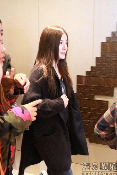 赵薇助阵公益活动 获众保安护驾开道