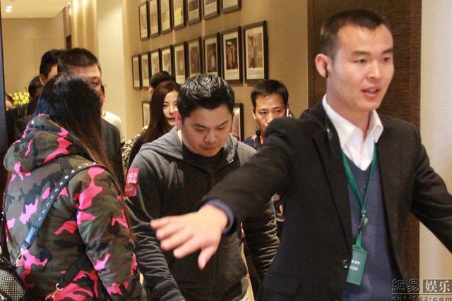 赵薇助阵公益活动 获众保安护驾开道