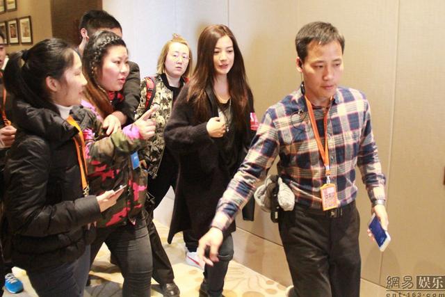 赵薇助阵公益活动 获众保安护驾开道