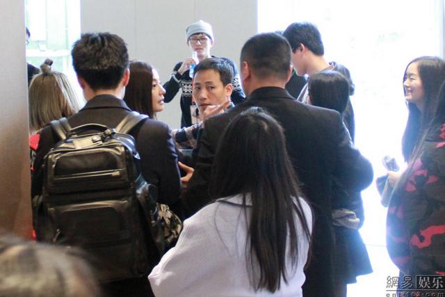 赵薇助阵公益活动 获众保安护驾开道