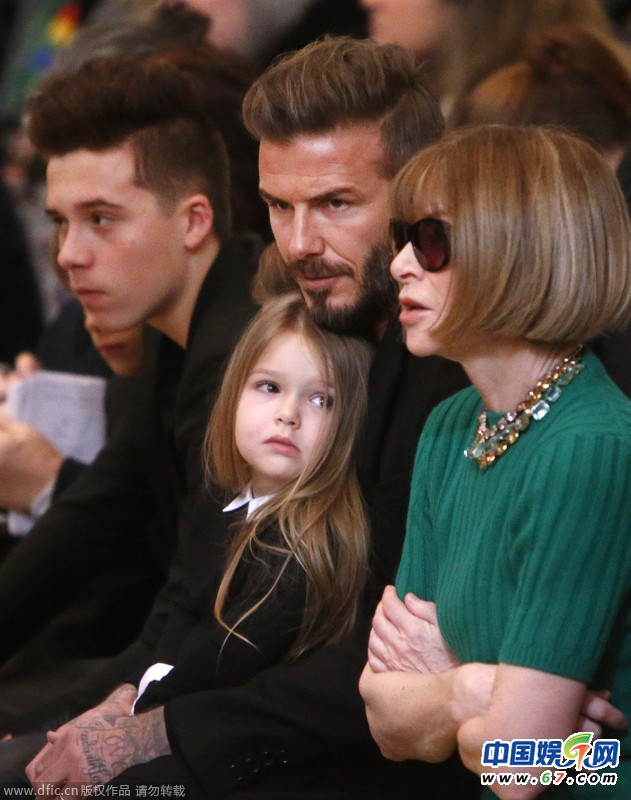 颜值爆表！小贝率子女助阵维多利亚专场秀 小七抠鼻