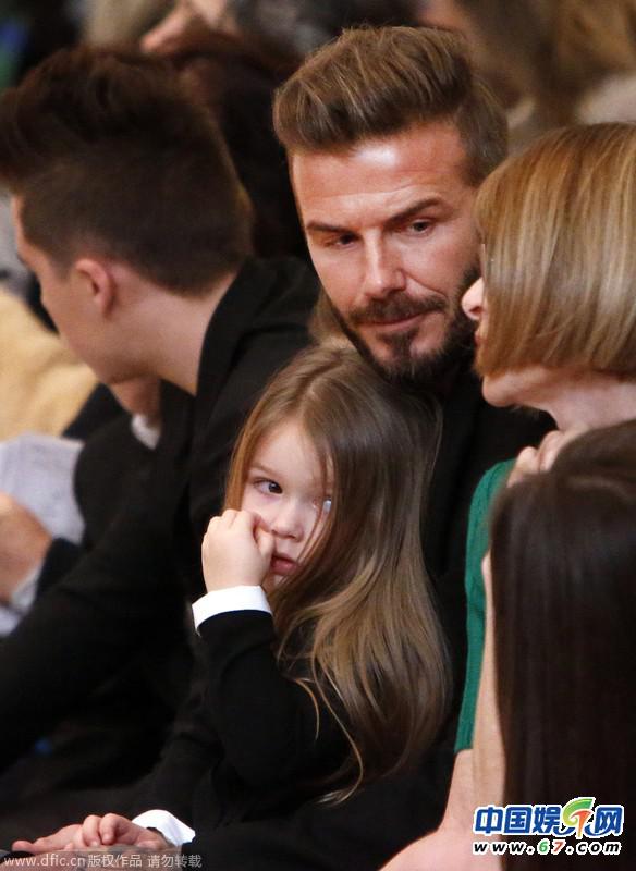 颜值爆表！小贝率子女助阵维多利亚专场秀 小七抠鼻