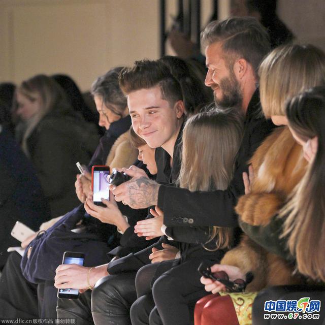 颜值爆表！小贝率子女助阵维多利亚专场秀 小七抠鼻