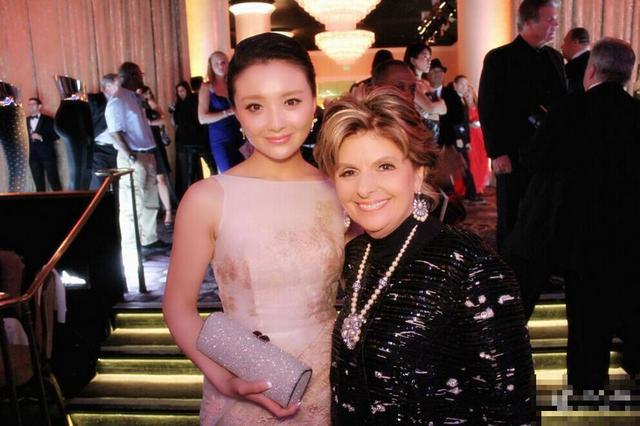 孙茜红毯外与嘉宾合影