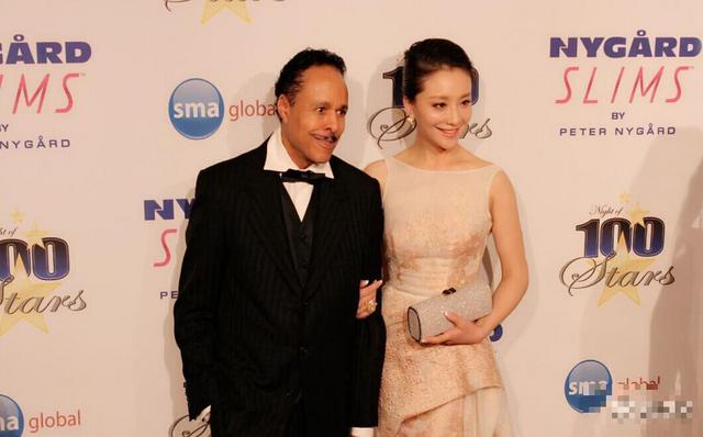 孙茜携著名制片人亮相奥斯卡观礼红毯