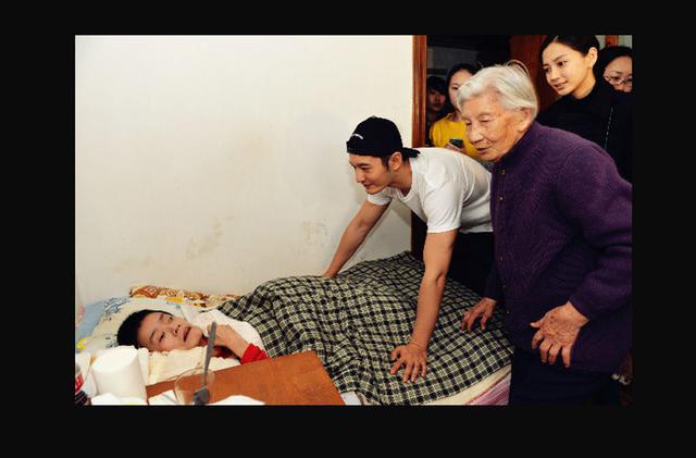 黄晓明携baby探望老人女儿