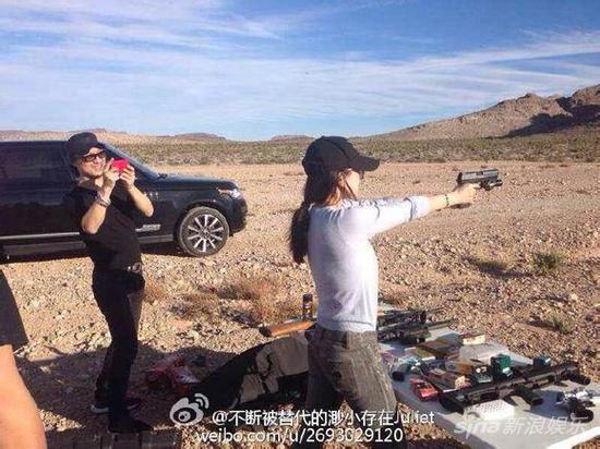 章子怡玩射击 汪峰拍照