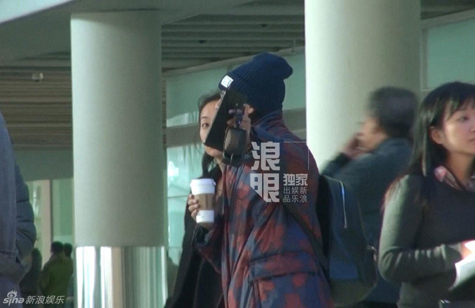 陈坤戴针织帽显嫩 与助理热聊心情好