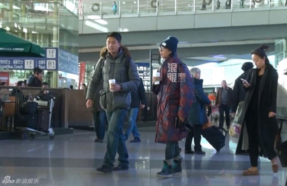 陈坤戴针织帽显嫩 与助理热聊心情好