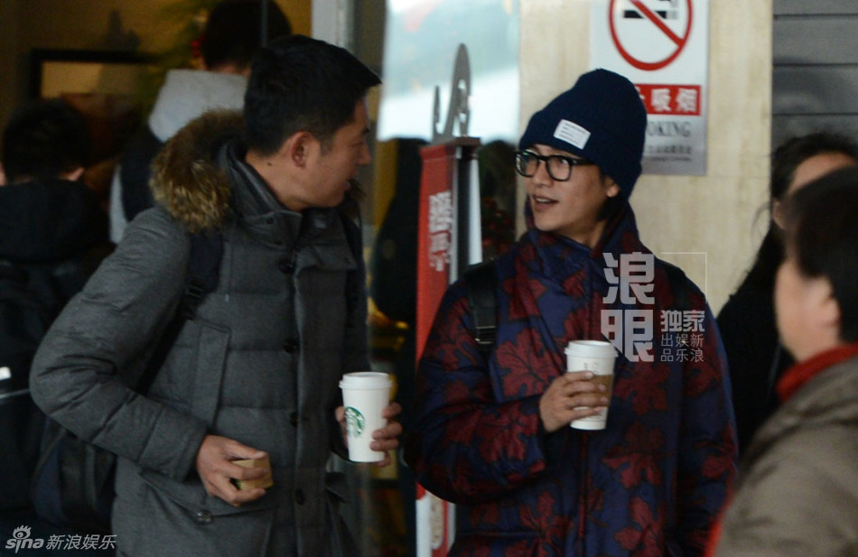 陈坤戴针织帽显嫩 与助理热聊心情好