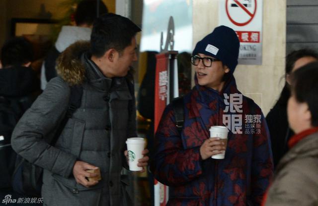 陈坤戴针织帽显嫩 与助理热聊心情好
