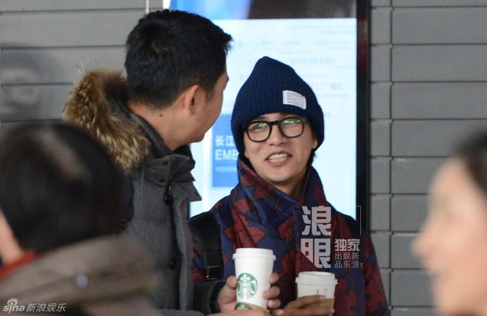 陈坤戴针织帽显嫩 与助理热聊心情好