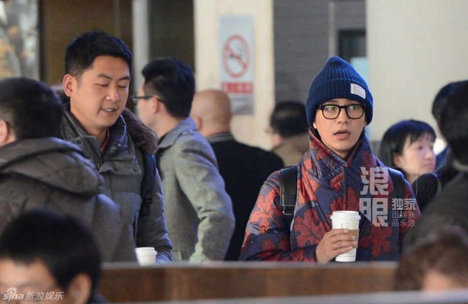 陈坤戴针织帽显嫩 与助理热聊心情好