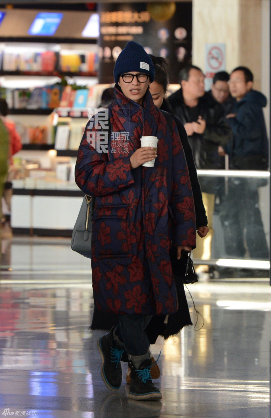 陈坤戴针织帽显嫩 与助理热聊心情好